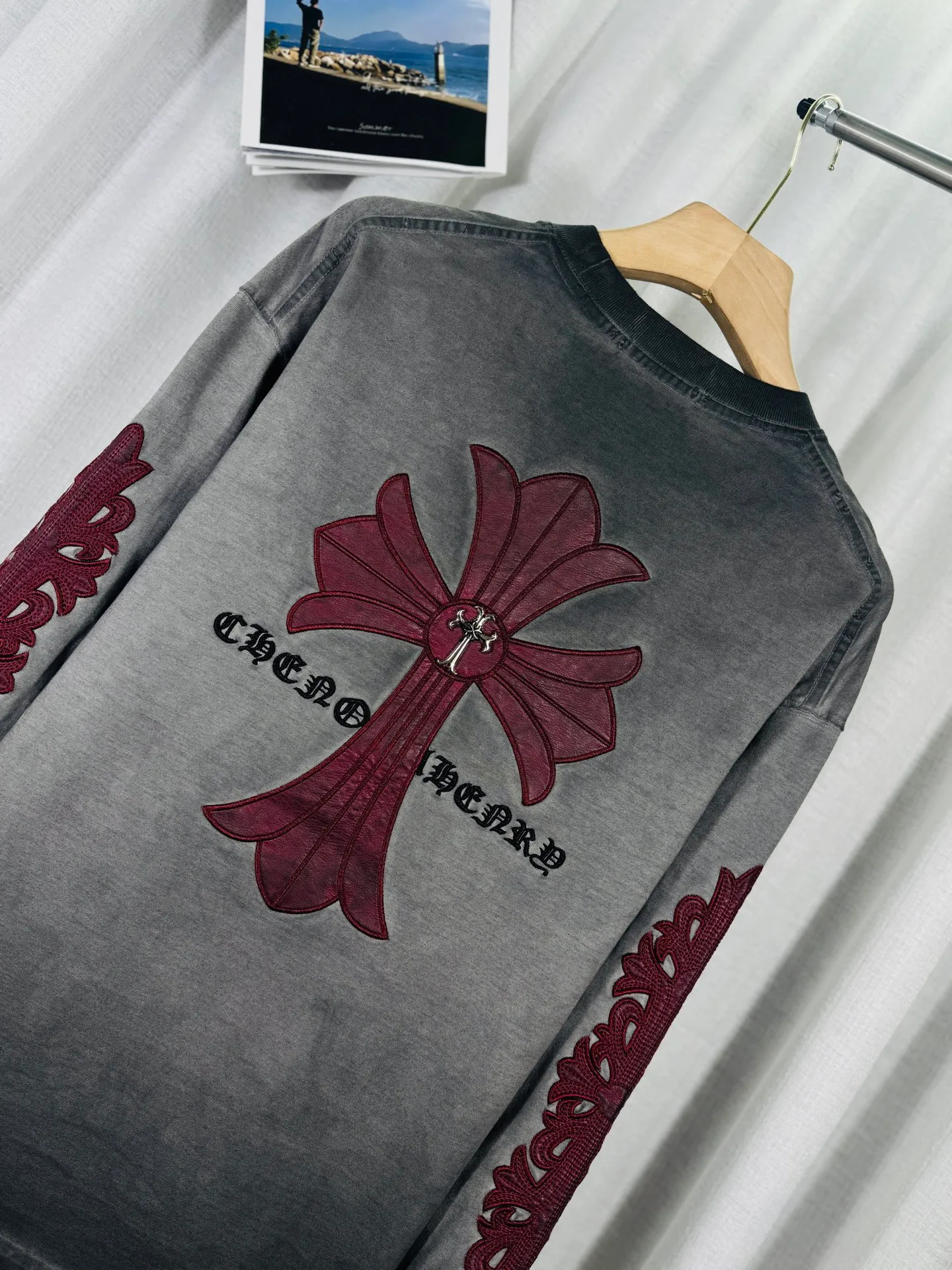 P260 ch high version Chrome Hearts 2025 new autumn and winter cross patch washed spray horse slip leather long-sleeved T-shirt, fabric: 26 double yarns, 320 grams weight, Angora red thread weaving, heavy wash water ➕ fried color + spray horse slip printing process: patch embroidery, secondary color spray horse slip process Color: charcoal gray Size: S M L XL Style number: 5176